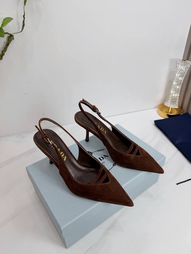 出厂 2026 Sss重磅推出普拉达最新长短靴，凉鞋单鞋，细跟，后空，粗跟系列 prada早春T台走秀网红同款＂造梦不夜城＂，prada能在重要场合上用得上了，