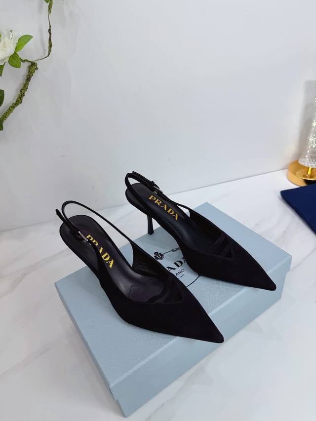 出厂 2026 Sss重磅推出普拉达最新长短靴，凉鞋单鞋，细跟，后空，粗跟系列 prada早春T台走秀网红同款＂造梦不夜城＂，prada能在重要场合上用得上了，