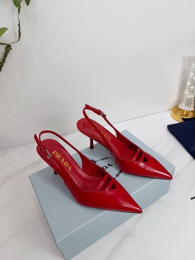 出厂 2026 Sss重磅推出普拉达最新长短靴，凉鞋单鞋，细跟，后空，粗跟系列 prada早春T台走秀网红同款＂造梦不夜城＂，prada能在重要场合上用得上了，
