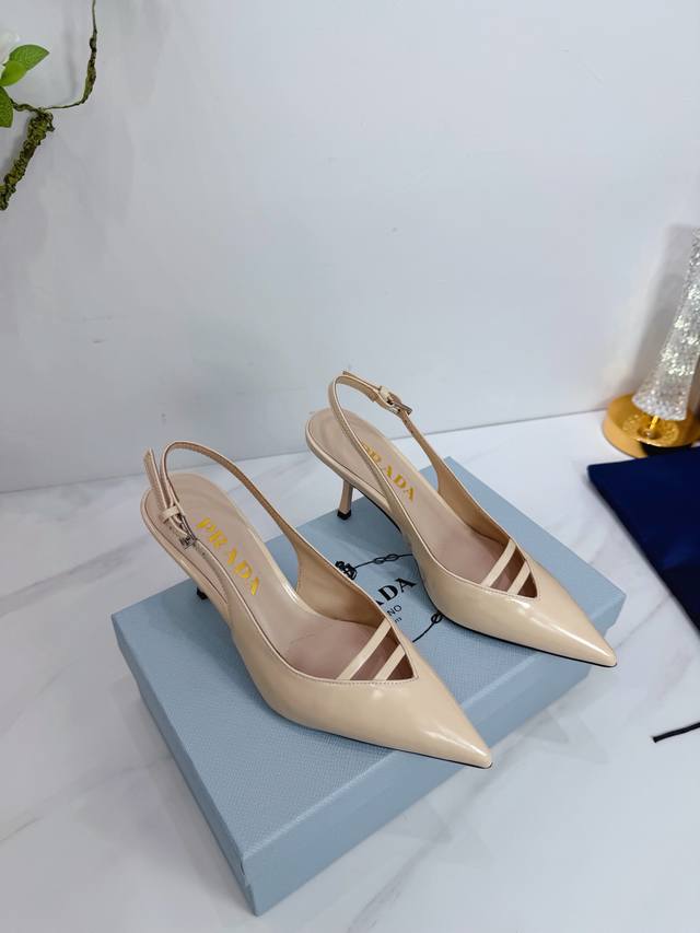 出厂 2026 Sss重磅推出普拉达最新长短靴，凉鞋单鞋，细跟，后空，粗跟系列 prada早春T台走秀网红同款＂造梦不夜城＂，prada能在重要场合上用得上了，