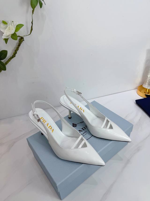 出厂 2026 Sss重磅推出普拉达最新长短靴，凉鞋单鞋，细跟，后空，粗跟系列 prada早春T台走秀网红同款＂造梦不夜城＂，prada能在重要场合上用得上了，