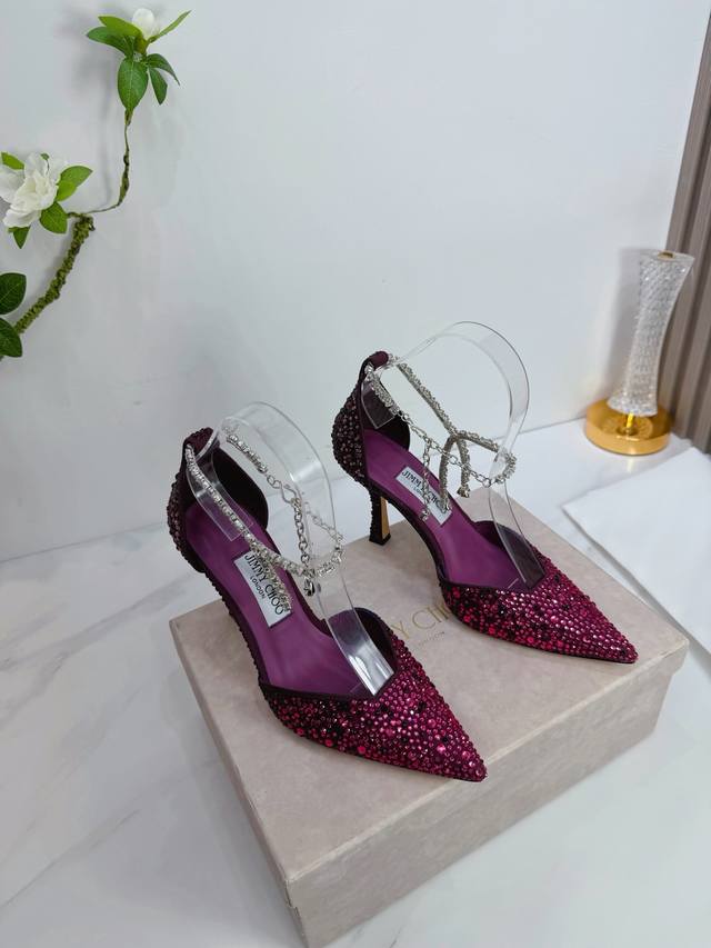 出厂 Jimmy Choo 吉米周 是一个非常全面之尊贵时尚生活品牌， 香港,美国等大时尚博主及明星的同款表带女士高跟，中跟，平跟后空凉鞋系列。 澳大利亚尖头