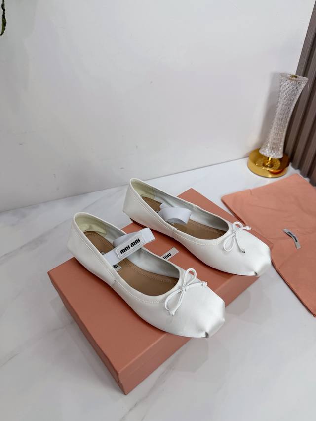 工厂 2026 新款新品 Miu Miu 全新超美装饰搭配,时尚淑女气质十足 双色拼接 又不乏美艳色彩,外侧附带弹力象巾 上脚非常方便意大利引进的原版楦头是最新