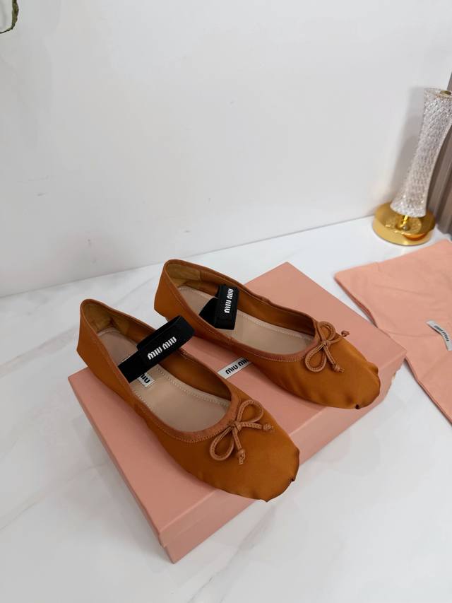 工厂 2026 新款新品 Miu Miu 全新超美装饰搭配,时尚淑女气质十足 双色拼接 又不乏美艳色彩,外侧附带弹力象巾 上脚非常方便意大利引进的原版楦头是最新