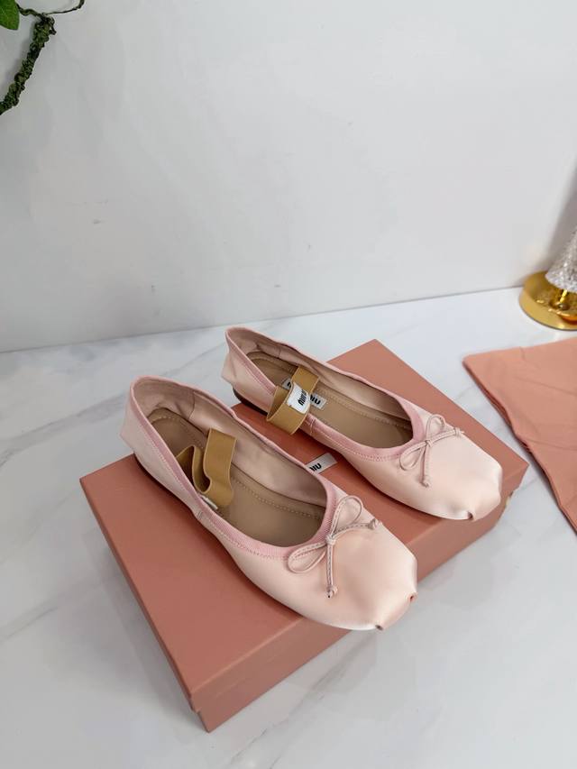 工厂 2026 新款新品 Miu Miu 全新超美装饰搭配,时尚淑女气质十足 双色拼接 又不乏美艳色彩,外侧附带弹力象巾 上脚非常方便意大利引进的原版楦头是最新