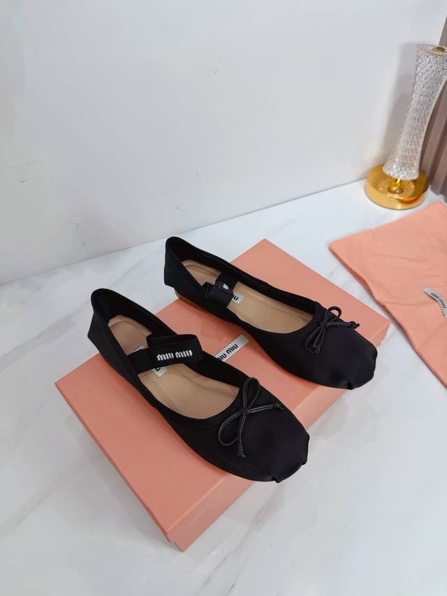 工厂 2026 新款新品 Miu Miu 全新超美装饰搭配,时尚淑女气质十足 双色拼接 又不乏美艳色彩,外侧附带弹力象巾 上脚非常方便意大利引进的原版楦头是最新