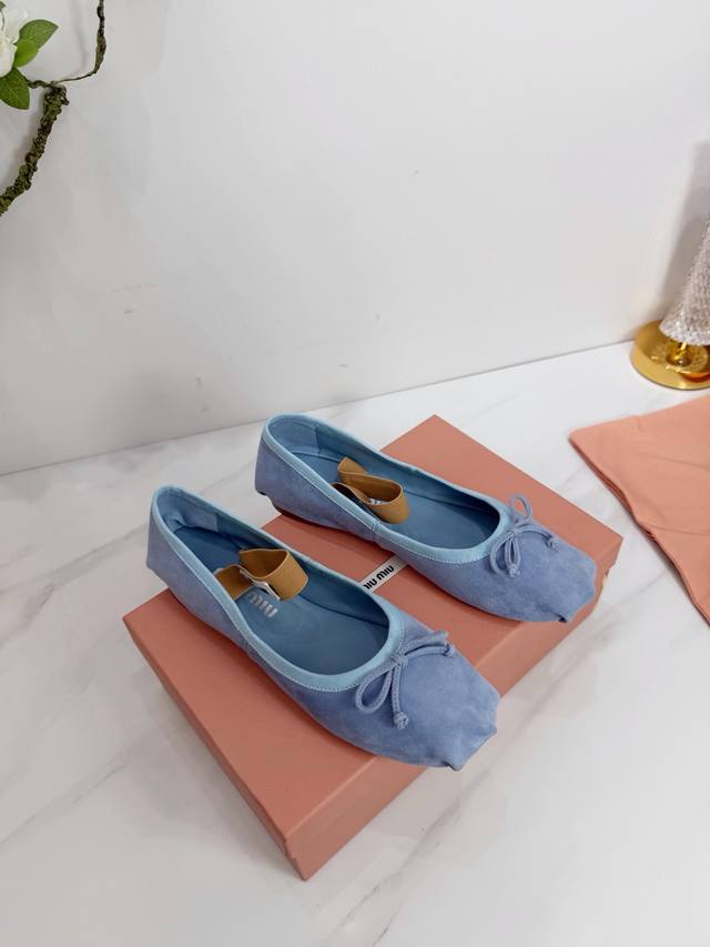 工厂 2026 新款新品 Miu Miu 全新超美装饰搭配,时尚淑女气质十足 双色拼接 又不乏美艳色彩,外侧附带弹力象巾 上脚非常方便意大利引进的原版楦头是最新