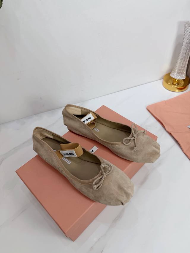 工厂 2026 新款新品 Miu Miu 全新超美装饰搭配,时尚淑女气质十足 双色拼接 又不乏美艳色彩,外侧附带弹力象巾 上脚非常方便意大利引进的原版楦头是最新