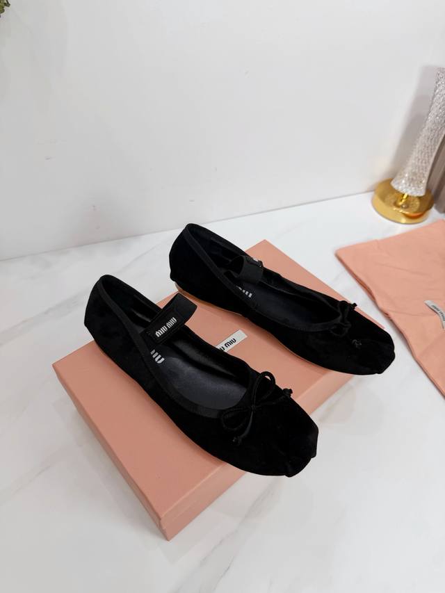 工厂 2026 新款新品 Miu Miu 全新超美装饰搭配,时尚淑女气质十足 双色拼接 又不乏美艳色彩,外侧附带弹力象巾 上脚非常方便意大利引进的原版楦头是最新