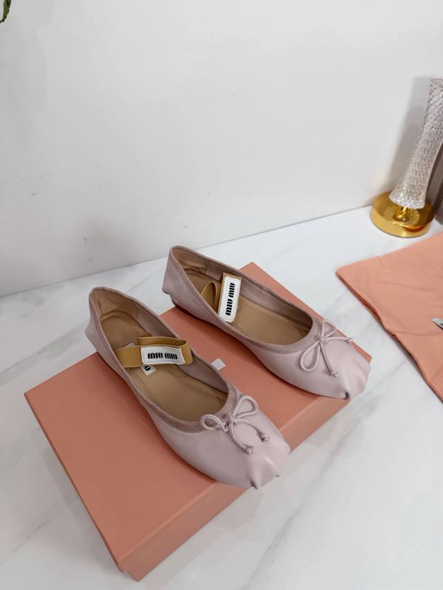 工厂 2026 新款新品 Miu Miu 全新超美装饰搭配,时尚淑女气质十足 双色拼接 又不乏美艳色彩,外侧附带弹力象巾 上脚非常方便意大利引进的原版楦头是最新