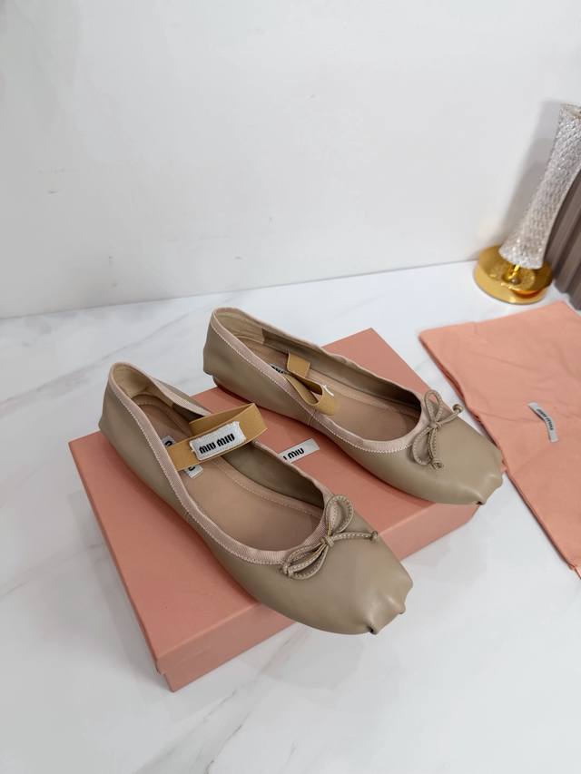 工厂 2026 新款新品 Miu Miu 全新超美装饰搭配,时尚淑女气质十足 双色拼接 又不乏美艳色彩,外侧附带弹力象巾 上脚非常方便意大利引进的原版楦头是最新