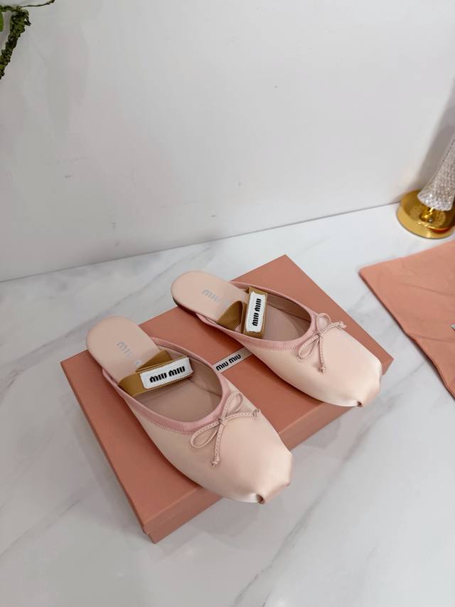 工厂 2026 新款新品 Miu Miu 全新超美装饰搭配,时尚淑女气质十足 双色拼接 又不乏美艳色彩,外侧附带弹力象巾 上脚非常方便意大利引进的原版楦头是最新