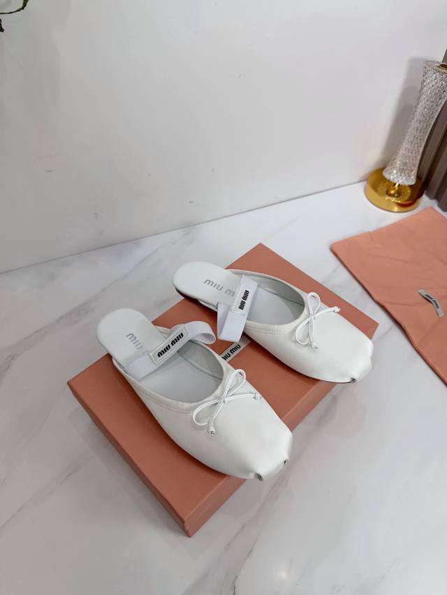 工厂 2026 新款新品 Miu Miu 全新超美装饰搭配,时尚淑女气质十足 双色拼接 又不乏美艳色彩,外侧附带弹力象巾 上脚非常方便意大利引进的原版楦头是最新