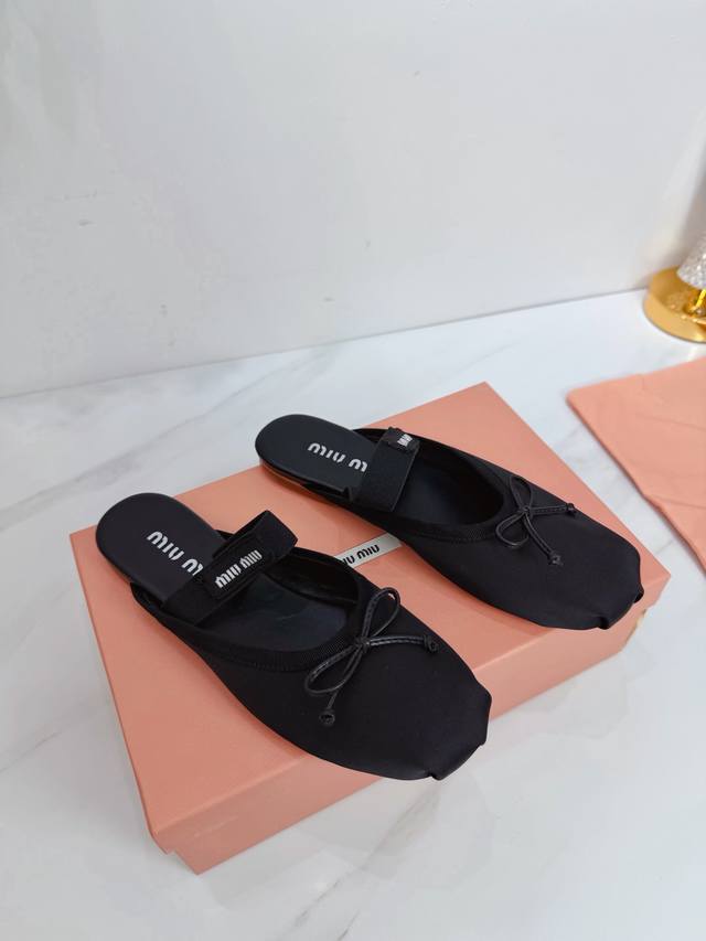 工厂 2026 新款新品 Miu Miu 全新超美装饰搭配,时尚淑女气质十足 双色拼接 又不乏美艳色彩,外侧附带弹力象巾 上脚非常方便意大利引进的原版楦头是最新