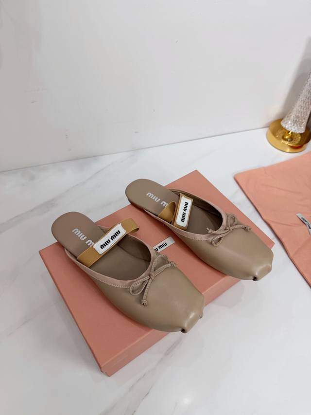 工厂 2026 新款新品 Miu Miu 全新超美装饰搭配,时尚淑女气质十足 双色拼接 又不乏美艳色彩,外侧附带弹力象巾 上脚非常方便意大利引进的原版楦头是最新