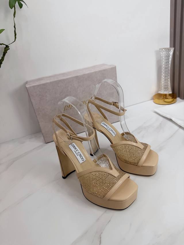 出厂 Jimmy Choo 吉米周 是一个非常全面之尊贵时尚生活品牌， 香港,美国等大时尚博主及明星的同款表带女士高跟，中跟，平跟后空凉鞋系列。 澳大利亚尖头