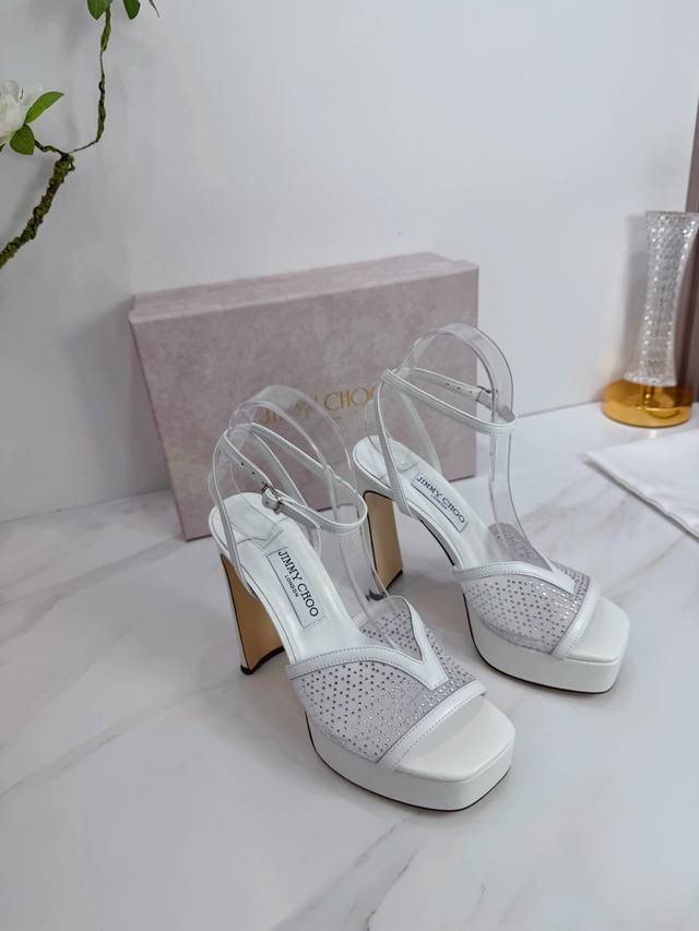 出厂 Jimmy Choo 吉米周 是一个非常全面之尊贵时尚生活品牌， 香港,美国等大时尚博主及明星的同款表带女士高跟，中跟，平跟后空凉鞋系列。 澳大利亚尖头