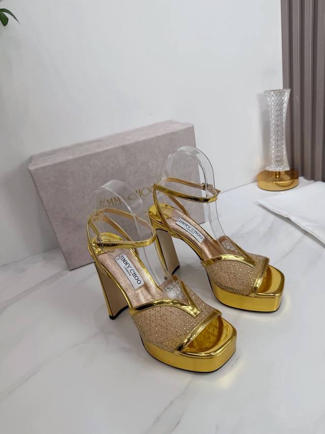 出厂 Jimmy Choo 吉米周 是一个非常全面之尊贵时尚生活品牌， 香港,美国等大时尚博主及明星的同款表带女士高跟，中跟，平跟后空凉鞋系列。 澳大利亚尖头