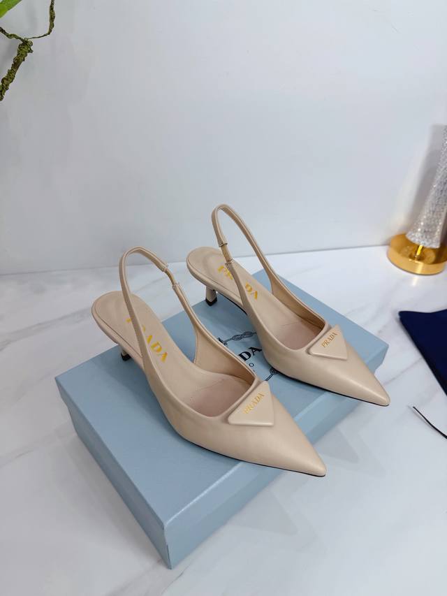 出厂 2025 Sss重磅推出普拉达最新长短靴，凉鞋单鞋，细跟，后空，粗跟系列 prada早春T台走秀网红同款＂造梦不夜城＂，prada能在重要场合上用得上了，