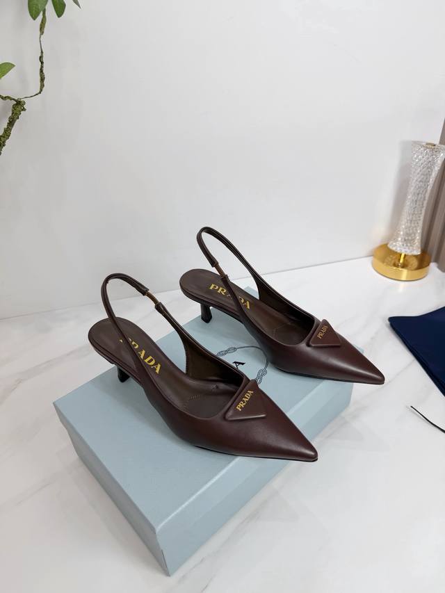 出厂 2025 Sss重磅推出普拉达最新长短靴，凉鞋单鞋，细跟，后空，粗跟系列 prada早春T台走秀网红同款＂造梦不夜城＂，prada能在重要场合上用得上了，