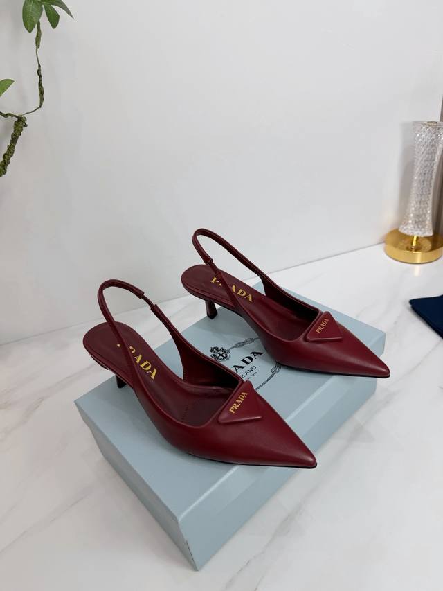 出厂 2025 Sss重磅推出普拉达最新长短靴，凉鞋单鞋，细跟，后空，粗跟系列 prada早春T台走秀网红同款＂造梦不夜城＂，prada能在重要场合上用得上了，