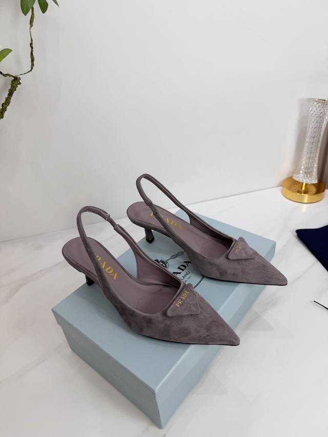 出厂 2025 Sss重磅推出普拉达最新长短靴，凉鞋单鞋，细跟，后空，粗跟系列 prada早春T台走秀网红同款＂造梦不夜城＂，prada能在重要场合上用得上了，