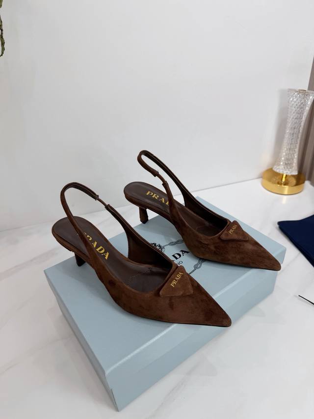 出厂 2025 Sss重磅推出普拉达最新长短靴，凉鞋单鞋，细跟，后空，粗跟系列 prada早春T台走秀网红同款＂造梦不夜城＂，prada能在重要场合上用得上了，
