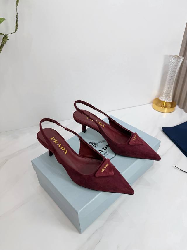出厂 2025 Sss重磅推出普拉达最新长短靴，凉鞋单鞋，细跟，后空，粗跟系列 prada早春T台走秀网红同款＂造梦不夜城＂，prada能在重要场合上用得上了，