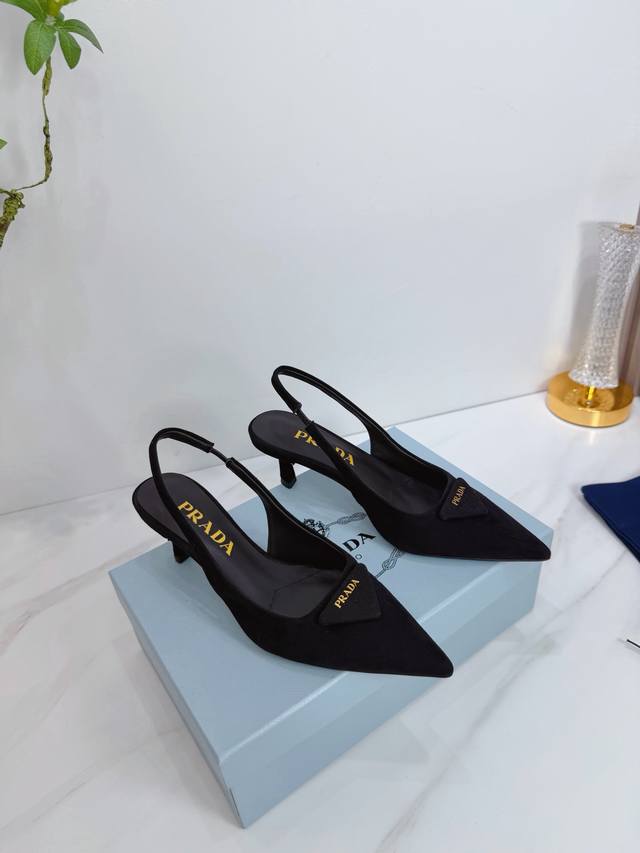 出厂 2025 Sss重磅推出普拉达最新长短靴，凉鞋单鞋，细跟，后空，粗跟系列 prada早春T台走秀网红同款＂造梦不夜城＂，prada能在重要场合上用得上了，