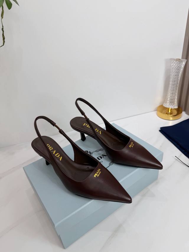 出厂 2025 Sss重磅推出普拉达最新长短靴，凉鞋单鞋，细跟，后空，粗跟系列 prada早春T台走秀网红同款＂造梦不夜城＂，prada能在重要场合上用得上了，