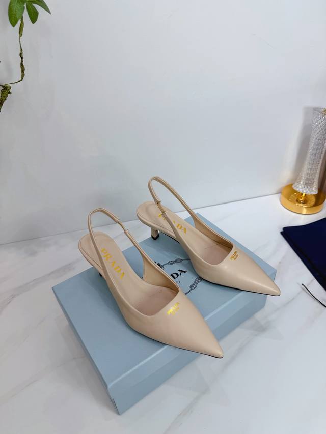 出厂 2025 Sss重磅推出普拉达最新长短靴，凉鞋单鞋，细跟，后空，粗跟系列 prada早春T台走秀网红同款＂造梦不夜城＂，prada能在重要场合上用得上了，