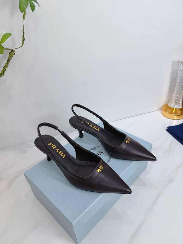 出厂 2025 Sss重磅推出普拉达最新长短靴，凉鞋单鞋，细跟，后空，粗跟系列 prada早春T台走秀网红同款＂造梦不夜城＂，prada能在重要场合上用得上了，