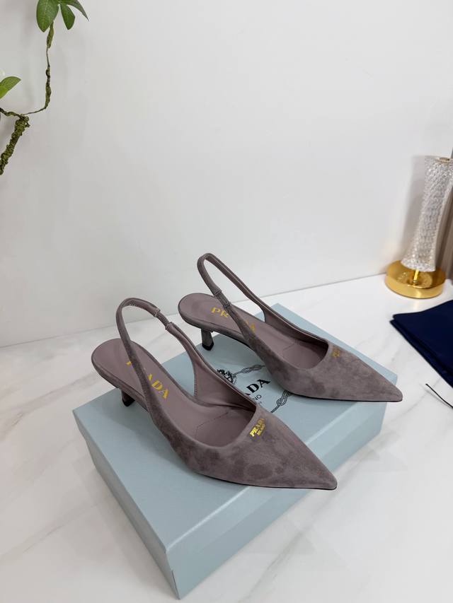 出厂 2025 Sss重磅推出普拉达最新长短靴，凉鞋单鞋，细跟，后空，粗跟系列 prada早春T台走秀网红同款＂造梦不夜城＂，prada能在重要场合上用得上了，