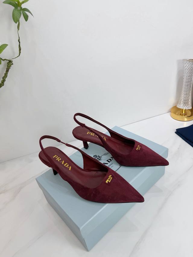 出厂 2025 Sss重磅推出普拉达最新长短靴，凉鞋单鞋，细跟，后空，粗跟系列 prada早春T台走秀网红同款＂造梦不夜城＂，prada能在重要场合上用得上了，