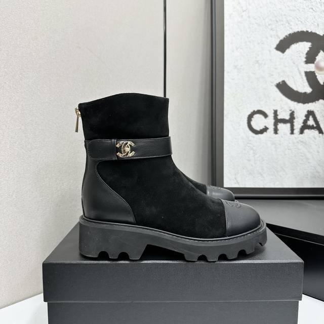 2025小香短靴，本季秋冬季必备单品！！ 香奈儿秋冬重工爆款短靴 小红书力推款，怎么搭配都好看，时髦精必备，香奈儿女士钟爱简约又难以抗拒搭配展现与众不同的穿搭风