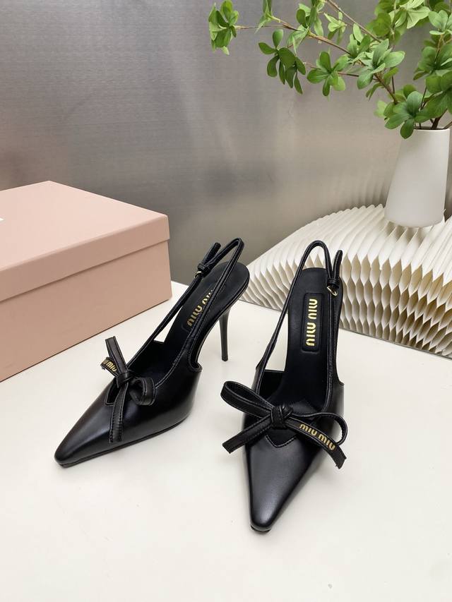 出厂价p Miumiu2025新款后空凉鞋系列时尚洋气 夏日清凉标配，面料材质 .羊皮+蝴蝶结元素搭配，垫脚羊皮里 意大利进口真皮大底 码数: 34-41 34