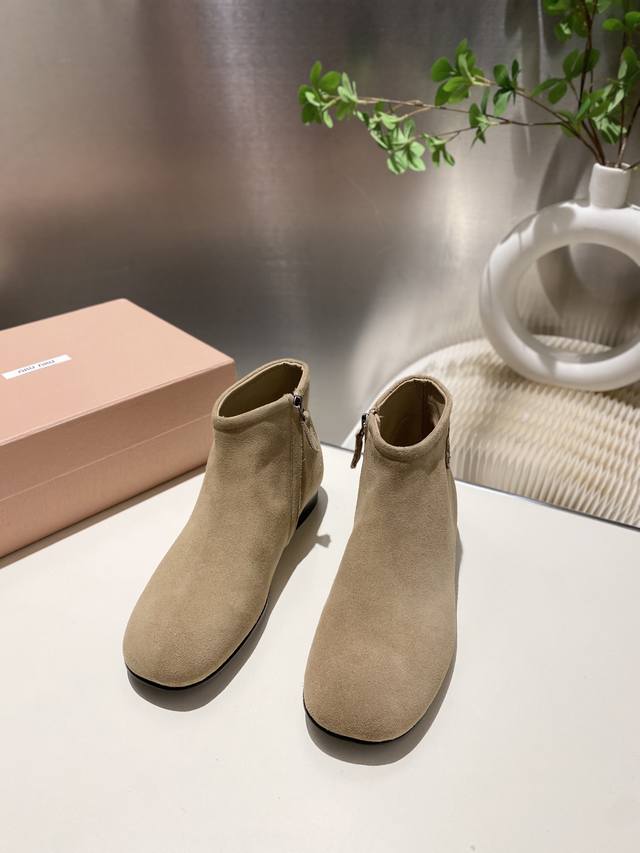 出厂价p Miumiu 2025秋冬新款圆头短靴 今年最值得入手的靴子 重工艺手工鞋 复古擦色牛皮短靴.满满的复古感！ 整个皮料选用进口小牛皮 皮质高级柔软细腻