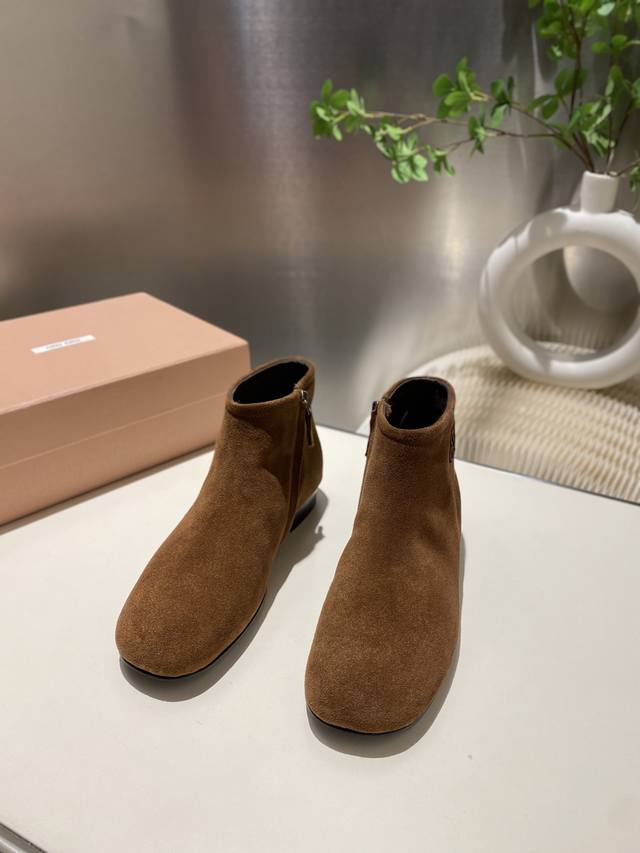 出厂价p Miumiu 2025秋冬新款圆头短靴 今年最值得入手的靴子 重工艺手工鞋 复古擦色牛皮短靴.满满的复古感！ 整个皮料选用进口小牛皮 皮质高级柔软细腻