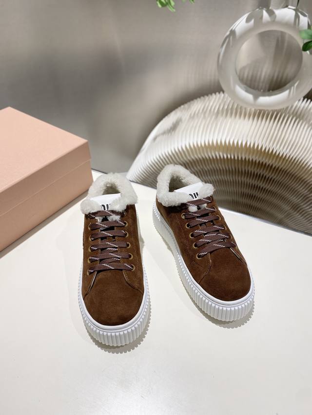 出厂价pp毛里 2025缪缪秋冬新款 厚底 饼干鞋 ，简约造型，原版开模鞋底， 饼干鞋的热度真的是只增不减的 不仅因为其极高的配适性 也得益于其出众的脚感之鞋底