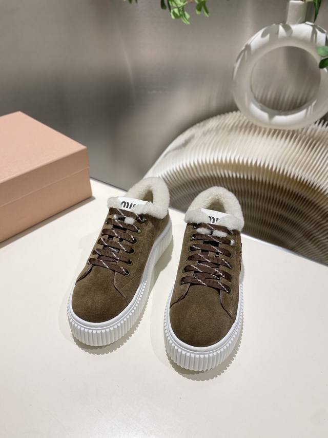 出厂价pp毛里 2025缪缪秋冬新款 厚底 饼干鞋 ，简约造型，原版开模鞋底， 饼干鞋的热度真的是只增不减的 不仅因为其极高的配适性 也得益于其出众的脚感之鞋底