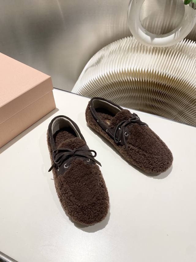 出厂单鞋 缪缪2025平底豆豆毛毛鞋，流苏走秀新款 .复古乐福鞋 ，复古时尚 简约高级 随意搭配 上脚非常舒适，年度必入款！，鞋面进口羊毛，内里双面绒 ，原版大