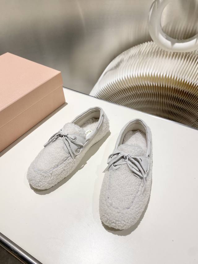 出厂单鞋 缪缪2025平底豆豆毛毛鞋，流苏走秀新款 .复古乐福鞋 ，复古时尚 简约高级 随意搭配 上脚非常舒适，年度必入款！，鞋面进口羊毛，内里双面绒 ，原版大