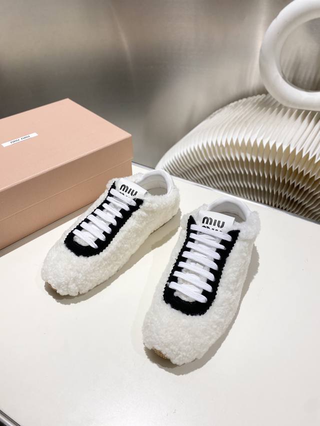 出厂价p 缪缪Miumiu2025新款 阿甘鞋 德训毛毛鞋 复古时尚 简约高级 随意搭配 上脚非常轻便舒适，鞋面原高丝光牛反绒羊高毛拼接. 内里羊皮，原板大底一