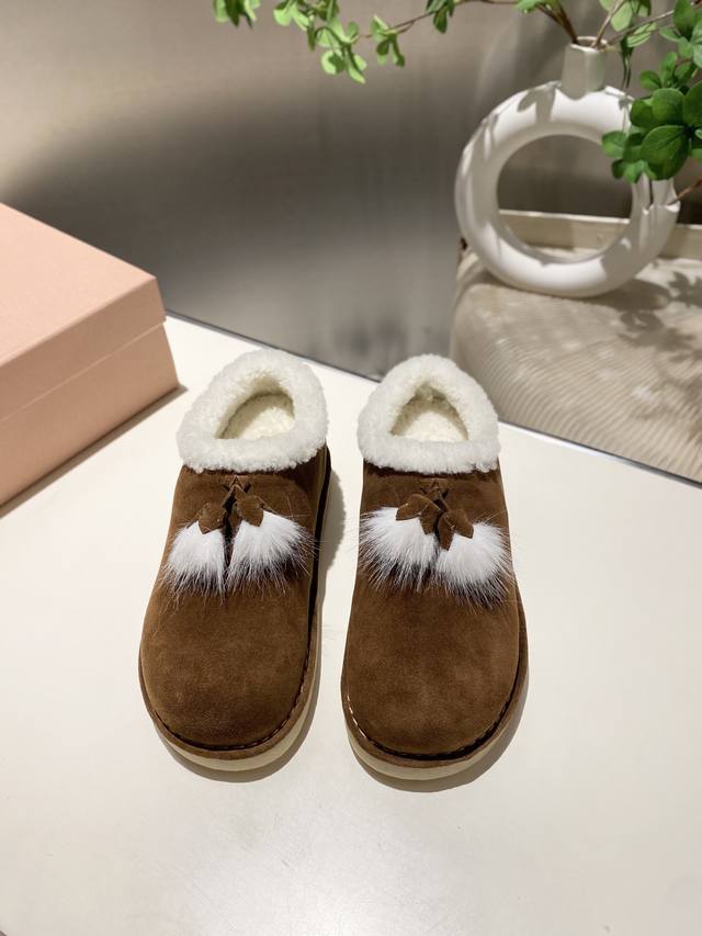 出厂价p 缪缪2025秋冬走秀新款雪地靴.今年最值得入手的靴子 没有之一！各大网红明星上脚 Miumiu今年 秋冬限定款 ，专柜非常难买 看着很硬的样子 其实非