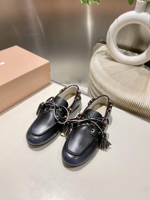 出厂单鞋 托鞋330缪缪2025擦色系带鸡眼平底豆豆鞋 流苏走秀新款 .复古小皮鞋乐福鞋 豆豆鞋 复古时尚 简约高级 随意搭配 上脚非常舒适，年度必入款！超级重