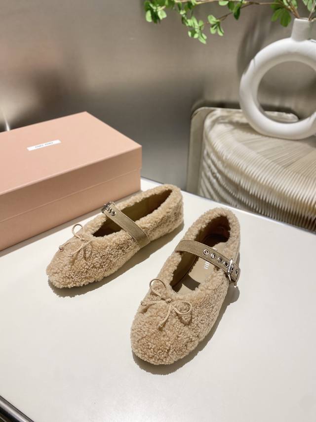 出厂价pp皮的 缪缪2025秋冬新款毛毛鞋打，采用字母扣装饰 ，超级百搭 经典时尚款 对脚型没那么纤瘦，对高脚背的妹子更友好了鞋面：进口羊毛 内里：山羊皮里，大