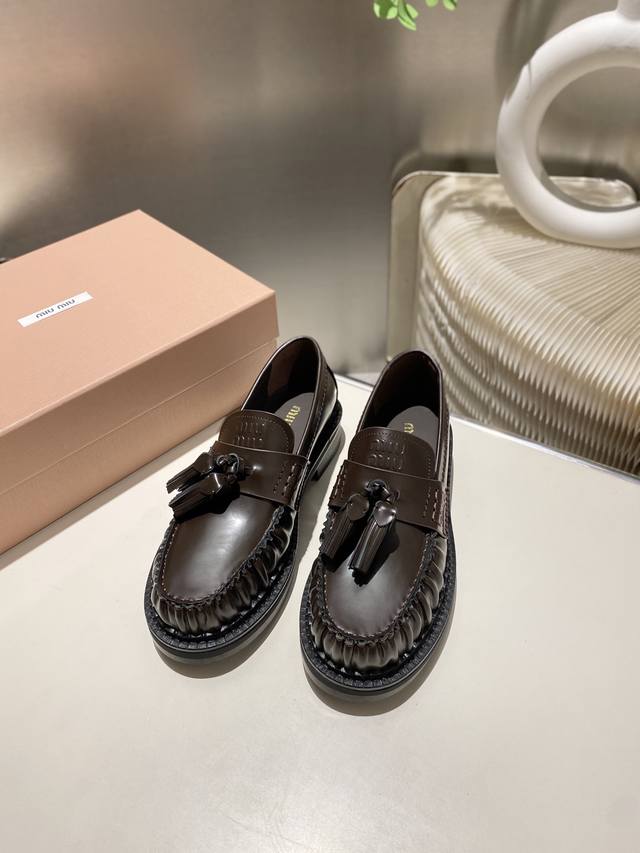 出厂价p 缪缪2025走秀新款 流苏饰机车鞋一脚蹬乐福鞋小皮鞋休闲鞋 这款永不过时的小牛皮乐福鞋，鞋舌部位饰有压花Miu徽标，彰显别具一格的经典格调。鞋头盖点缀