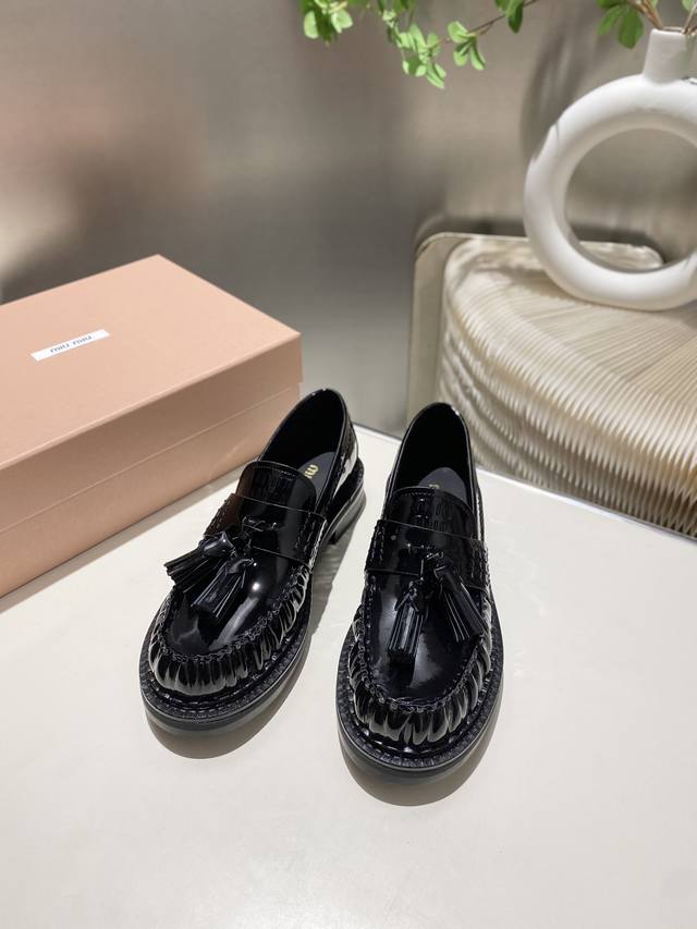 出厂价p 缪缪2025走秀新款 流苏饰机车鞋一脚蹬乐福鞋小皮鞋休闲鞋 这款永不过时的小牛皮乐福鞋，鞋舌部位饰有压花Miu徽标，彰显别具一格的经典格调。鞋头盖点缀