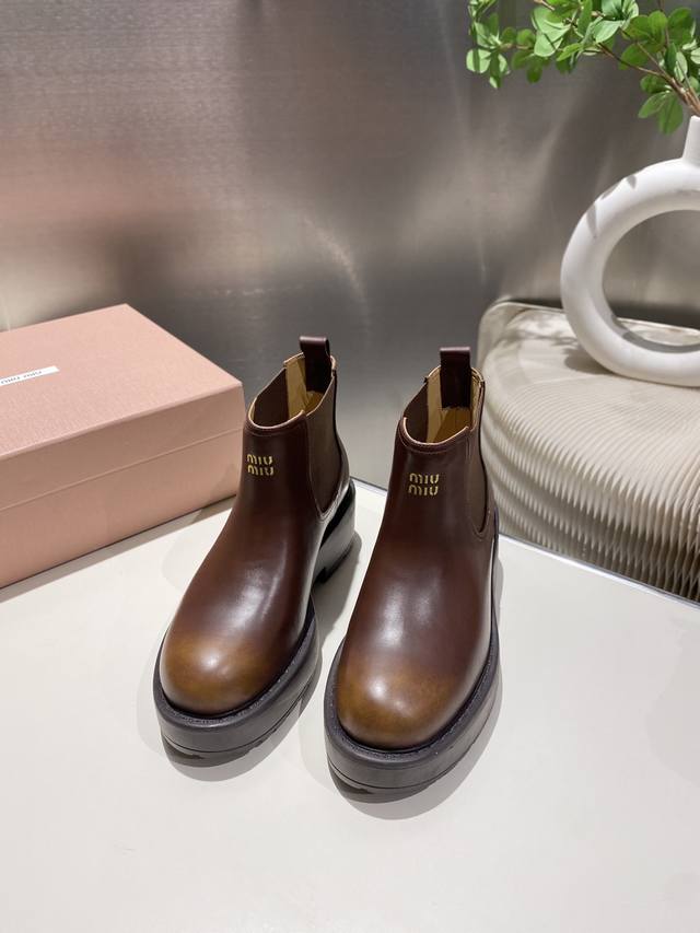 出厂价p 缪缪2025秋冬走秀新款长靴.今年最值得入手的小矮靴 没有之一！各大网红明星上脚 Miumiu今年 秋冬限定款 ，专柜非常难买 看着很硬的样子 其实非
