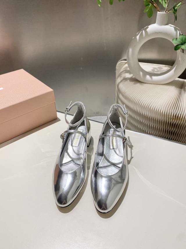出厂价p 缪缪2025秋冬新款升级工艺打造精品，采用字母扣装饰 ，超级百搭 经典时尚款 对脚型没那么纤瘦，对高脚背的妹子更友好了鞋面：进口牛漆皮 内里：山羊皮里